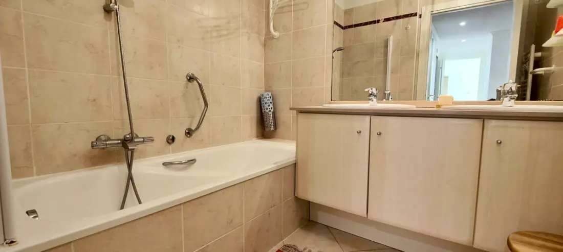 Tágas apartman úszási medencével