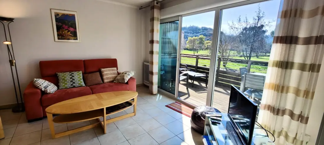 Tágas apartman úszási medencével