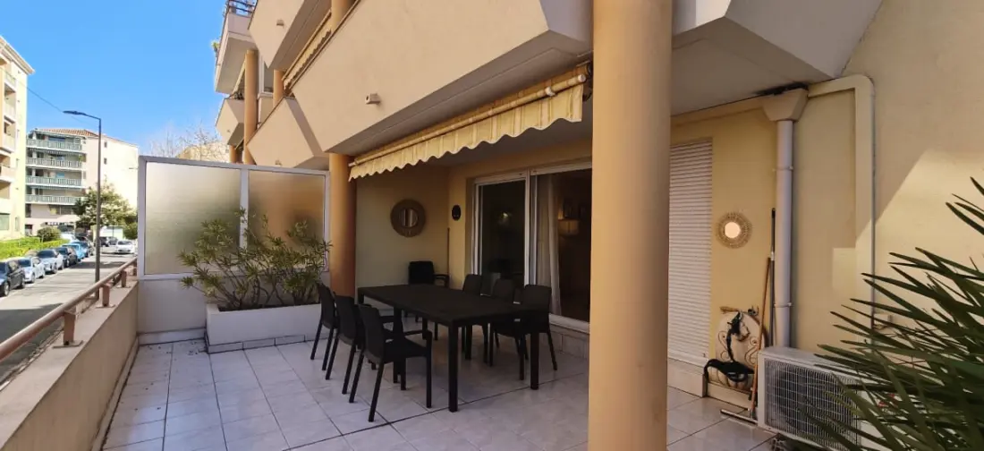 Nagy apartman Terrace 35m2 Near Beach