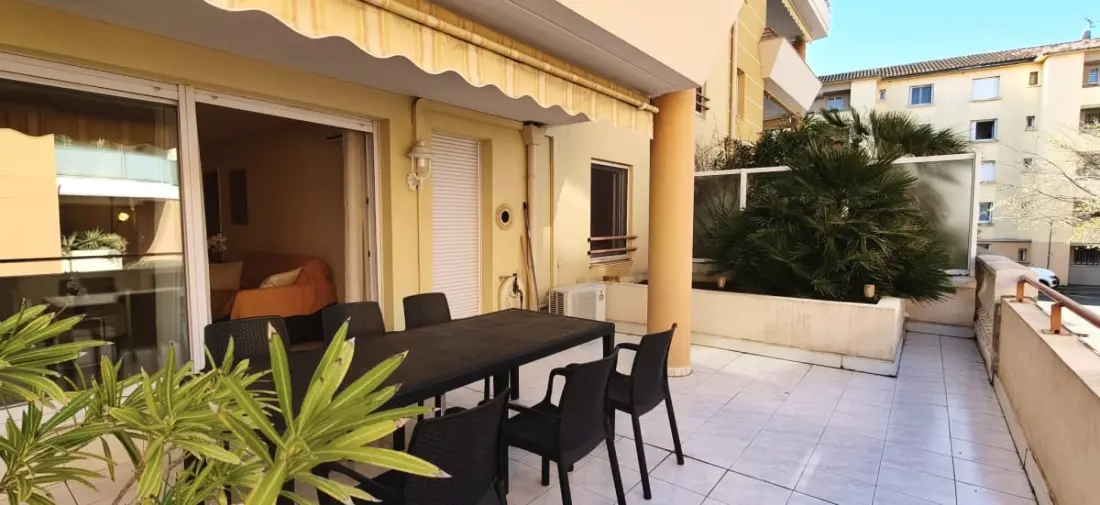 Nagy apartman Terrace 35m2 Near Beach