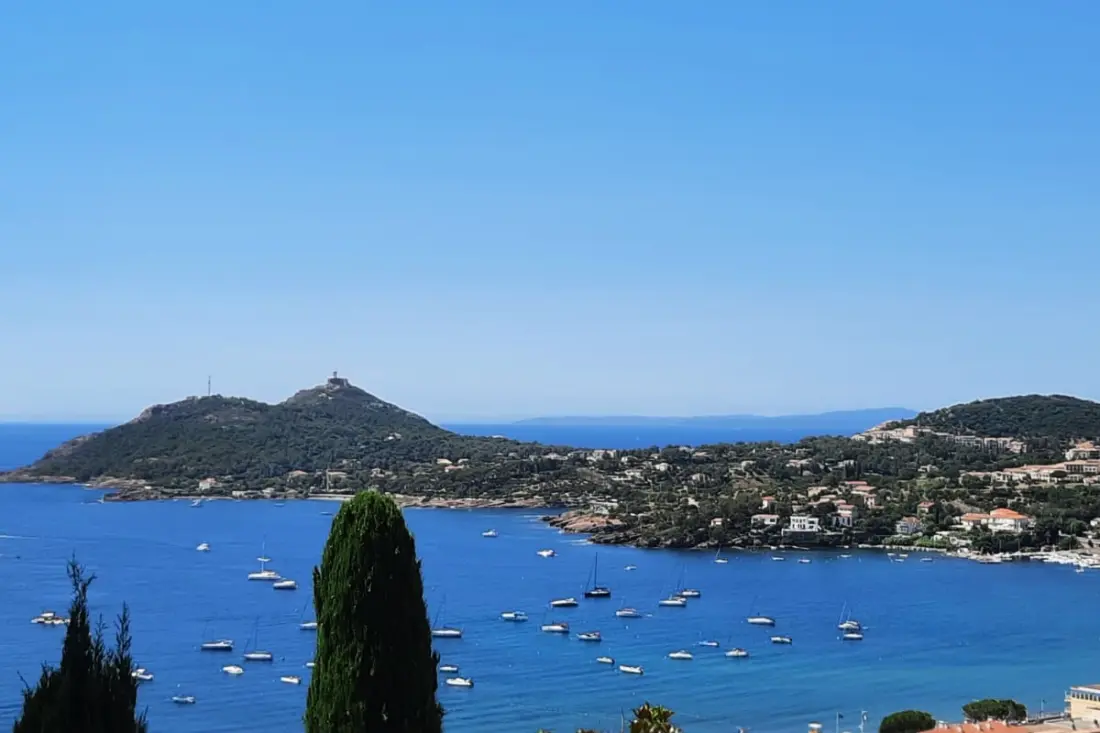 Családi Villa egy Domaine Arboré közelében