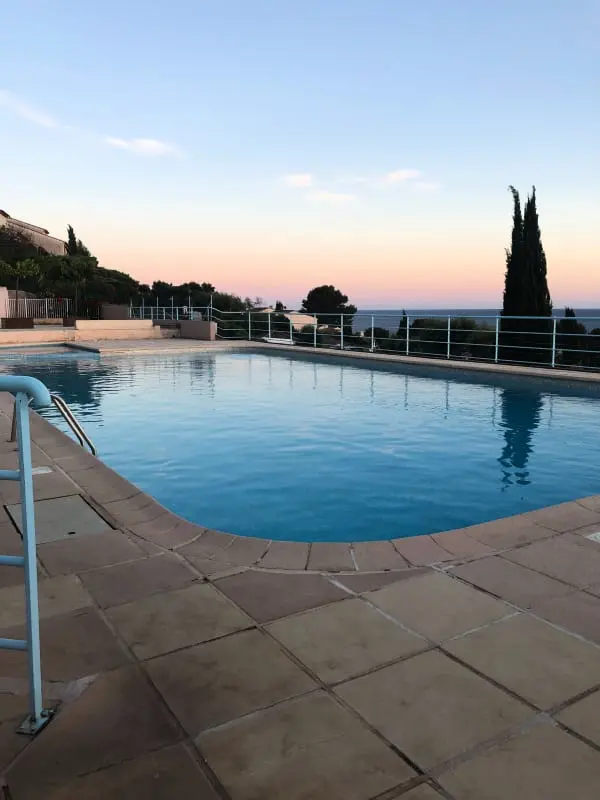 Apt úszómedence 500m a strandtól