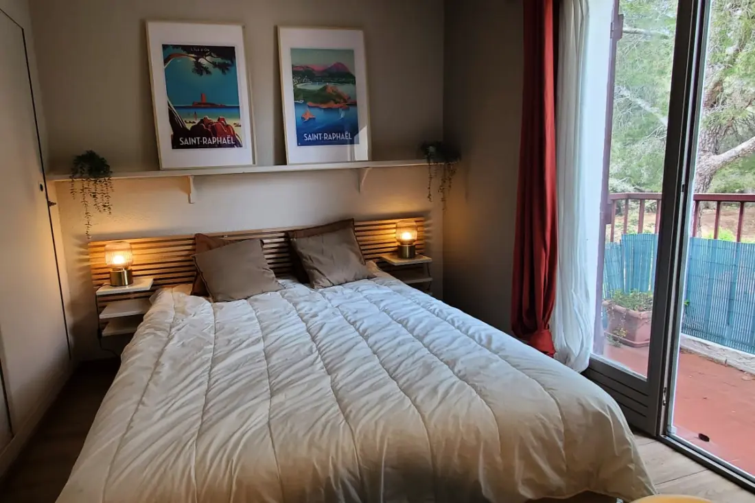 Világos apartman kilátással a tengerre