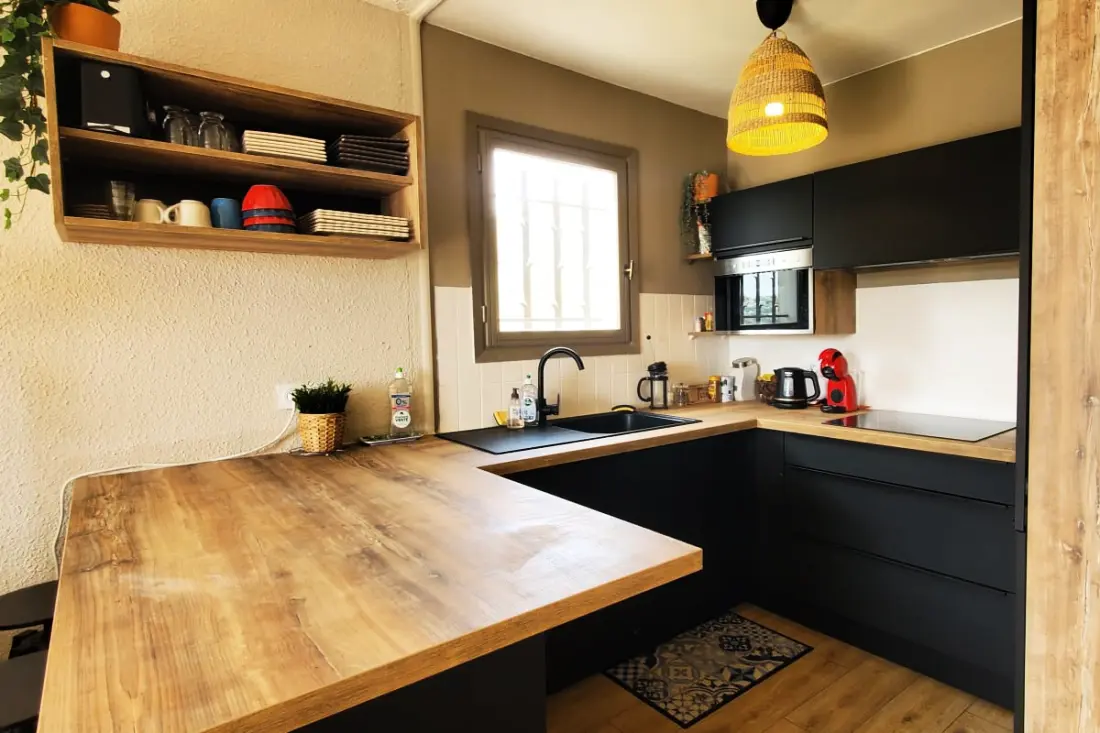 Világos apartman kilátással a tengerre