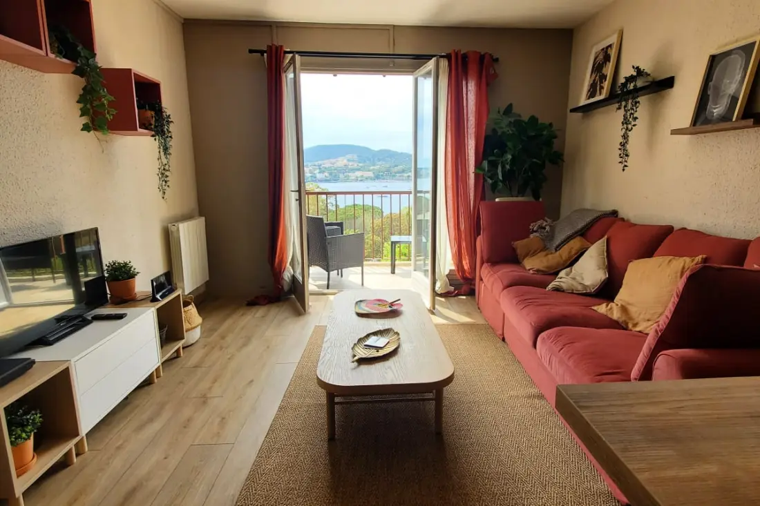 Világos apartman kilátással a tengerre