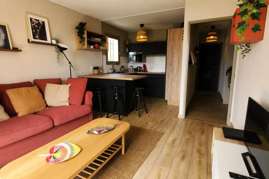 Világos apartman kilátással a tengerre