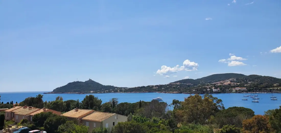 Világos apartman kilátással a tengerre