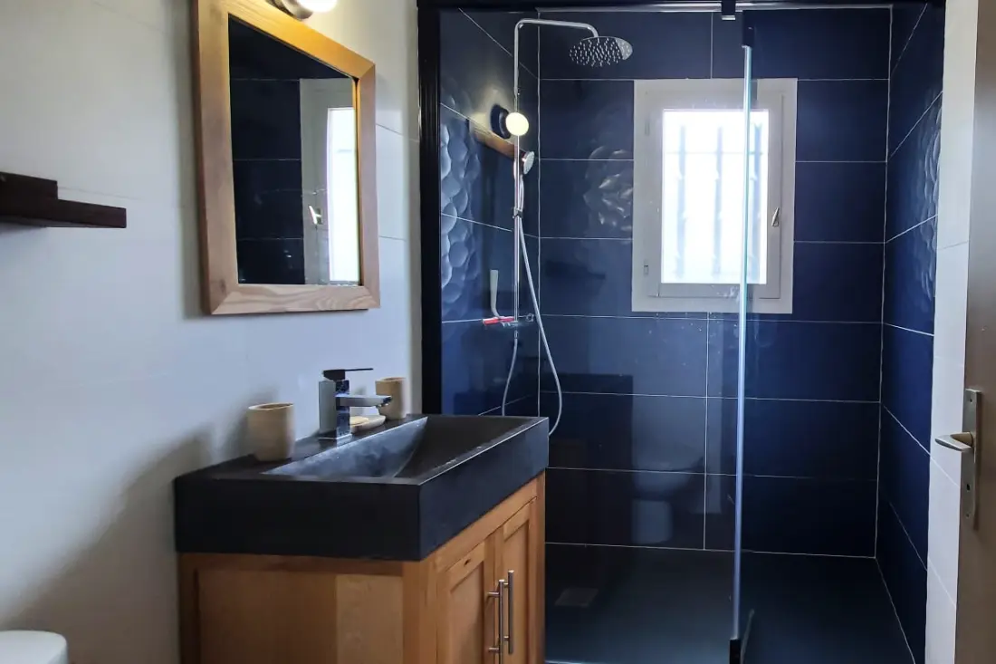 Világos apartman kilátással a tengerre