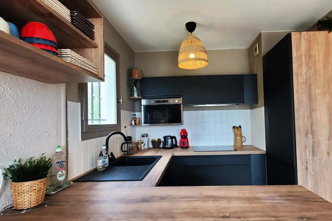 Világos apartman kilátással a tengerre