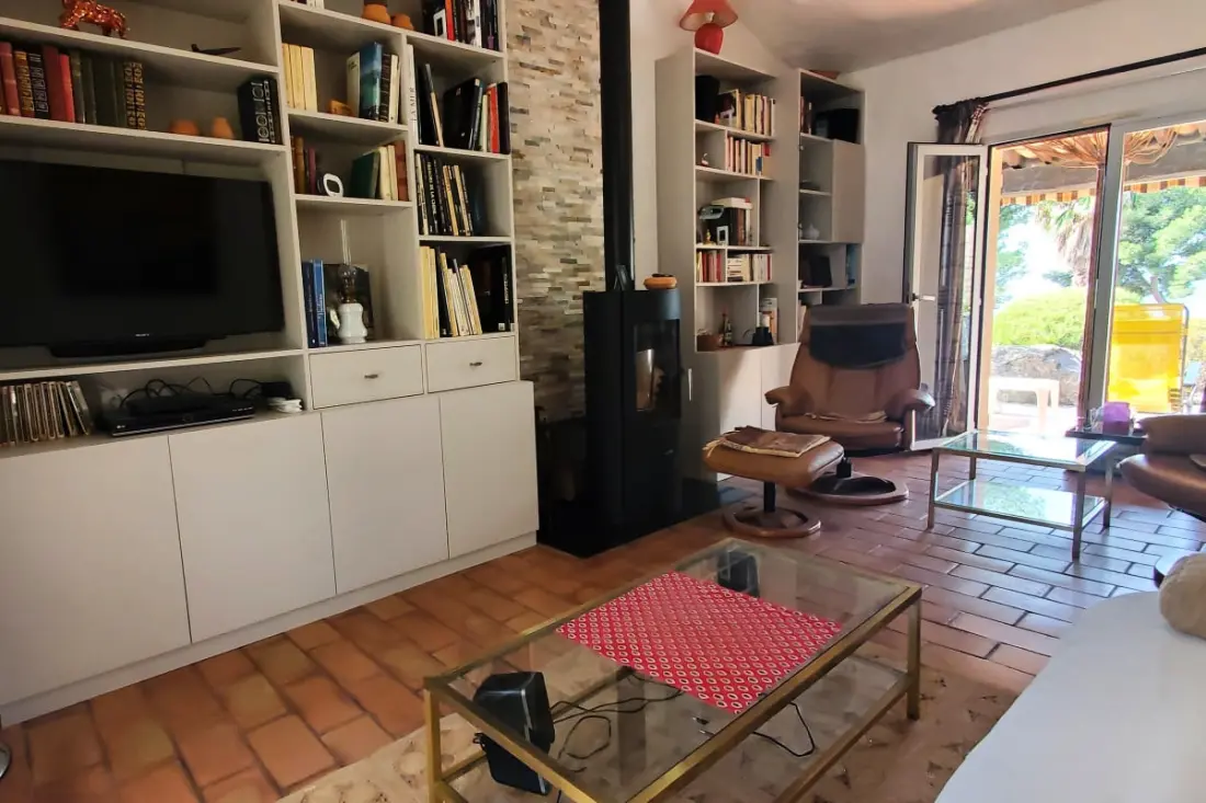 Tágas ház medencével, közel a tengerhez