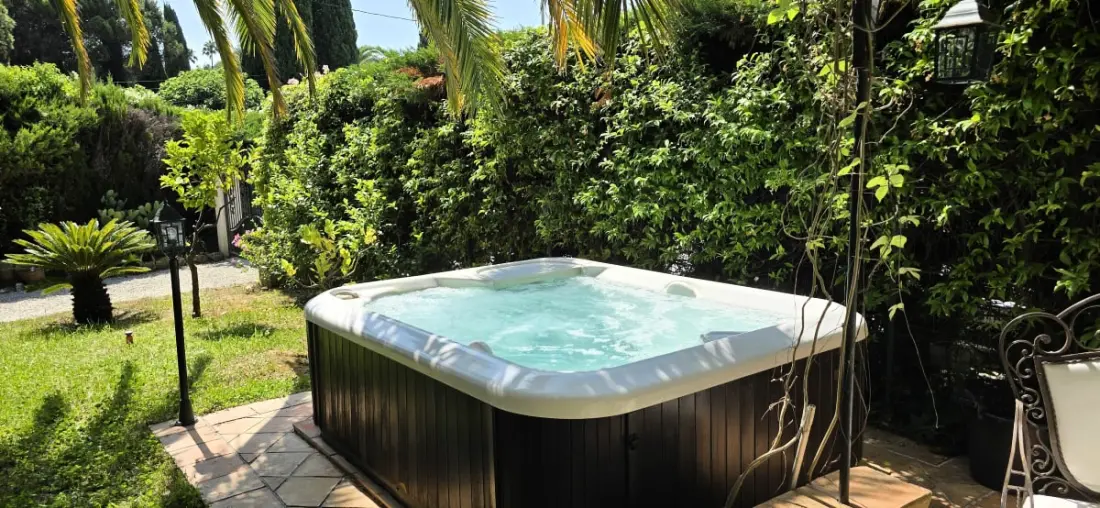 Stílusos kert Jacuzzival és kerttel - Quiet - közeli központ