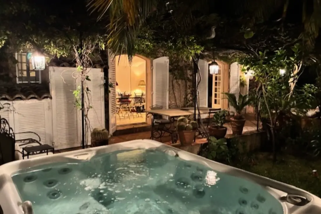 Stílusos kert Jacuzzival és kerttel - Quiet - közeli központ