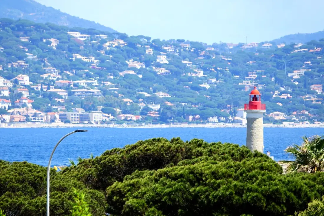 Zie de Golf van Saint-Tropez vanuit uw woonkamer.