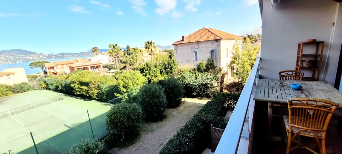 Zie de Golf van Saint-Tropez vanuit uw woonkamer.
