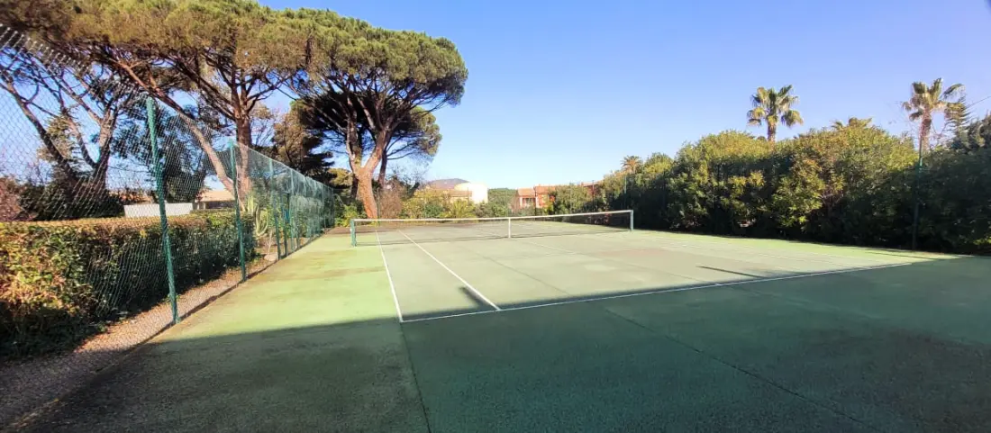 Zie de Golf van Saint-Tropez vanuit uw woonkamer.