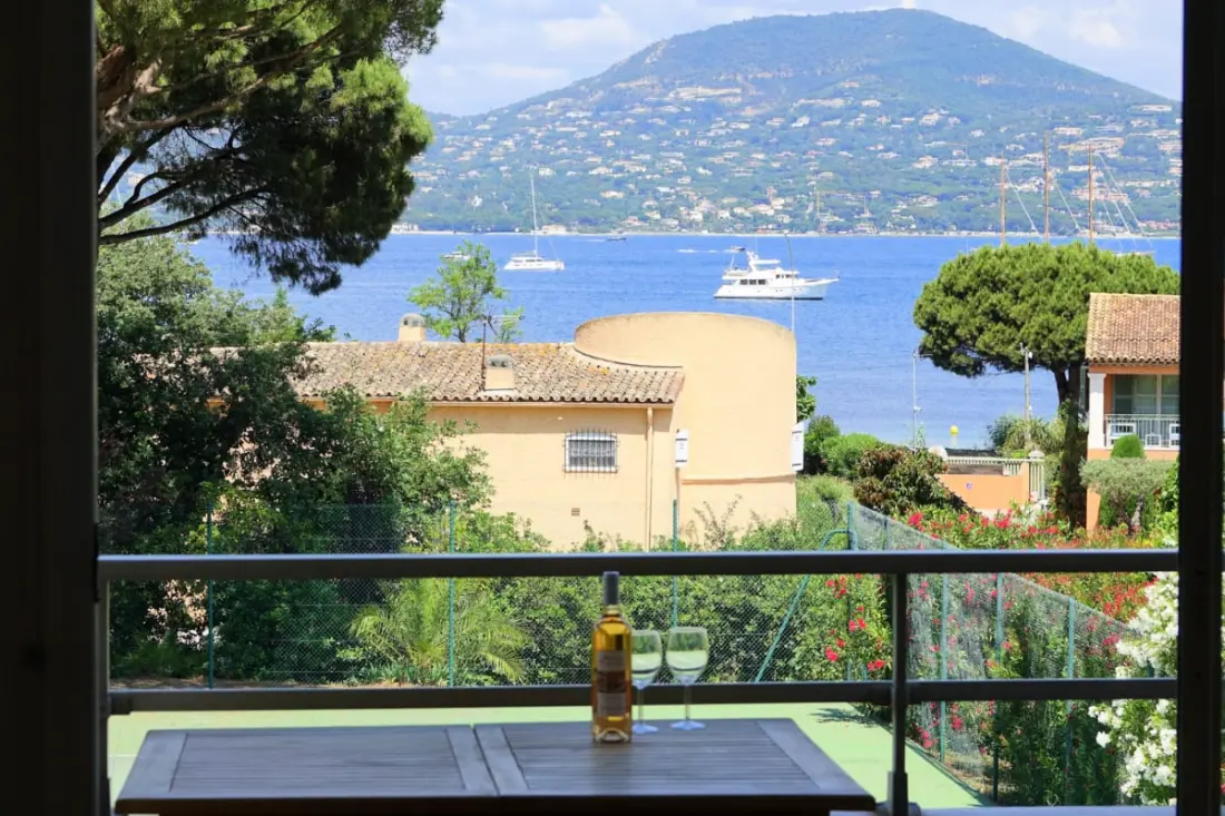 Zie de Golf van Saint-Tropez vanuit uw woonkamer.