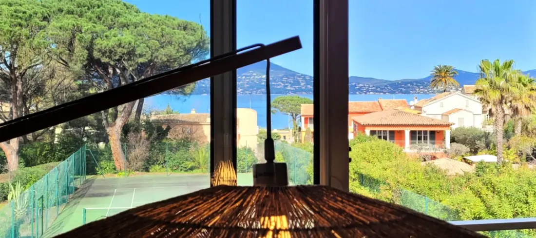 Zie de Golf van Saint-Tropez vanuit uw woonkamer.