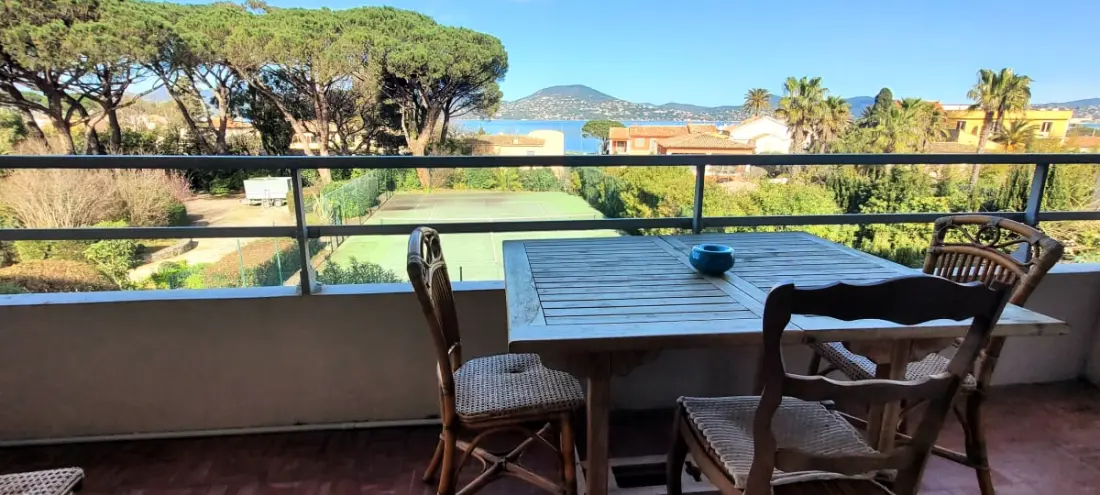 Zie de Golf van Saint-Tropez vanuit uw woonkamer.