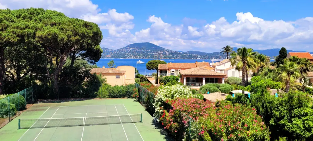 Zie de Golf van Saint-Tropez vanuit uw woonkamer.