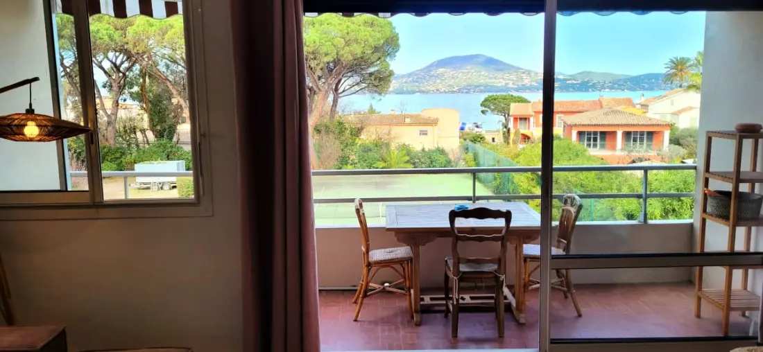 Zie de Golf van Saint-Tropez vanuit uw woonkamer.