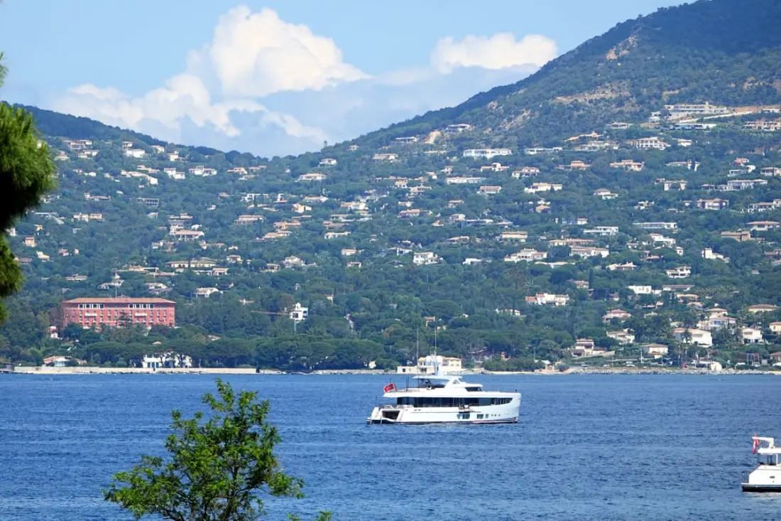 Zie de Golf van Saint-Tropez vanuit uw woonkamer.