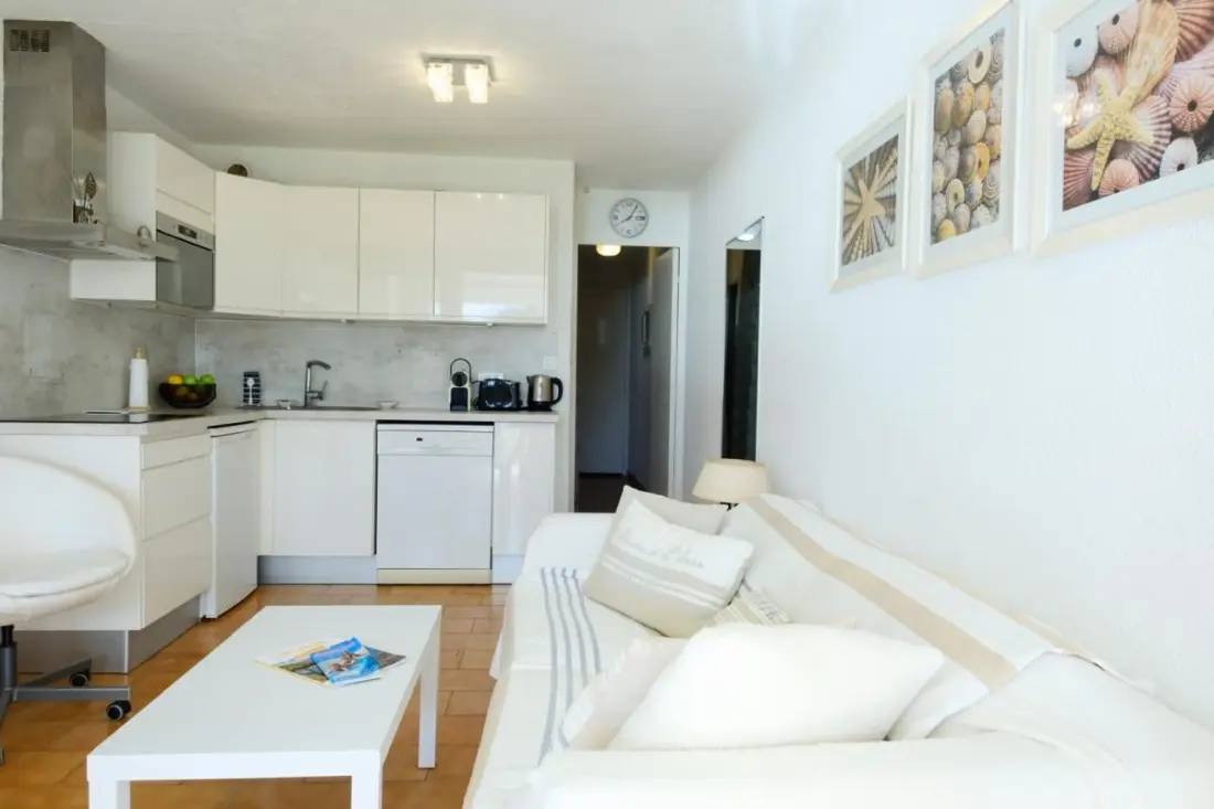 Bright Sea View Apartman úszómedencével
