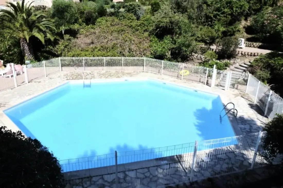 Bright Sea View Apartman úszómedencével