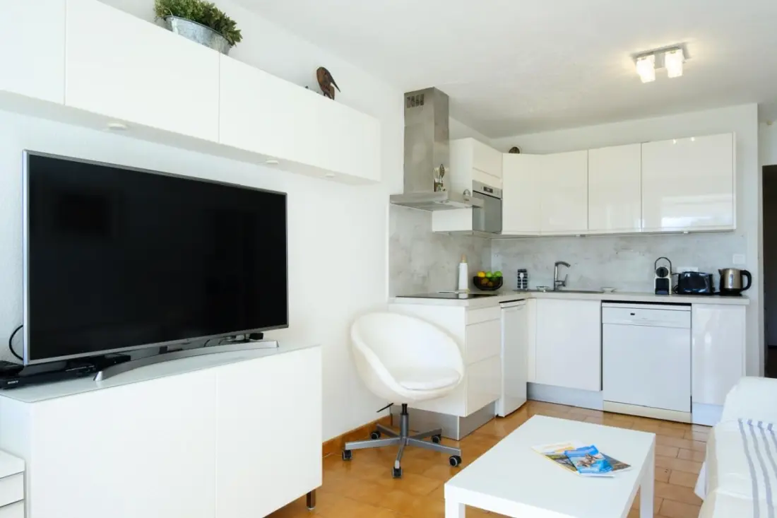 Bright Sea View Apartman úszómedencével