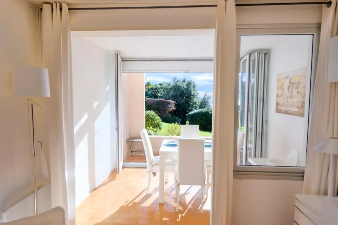 Bright Sea View Apartman úszómedencével