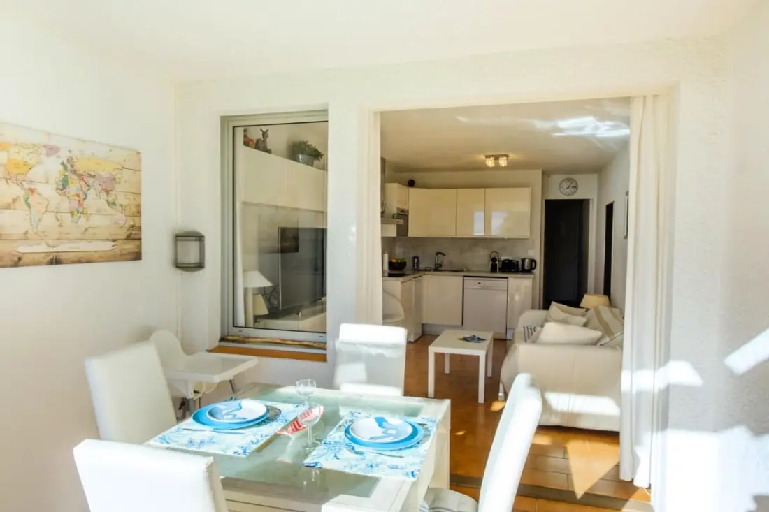 Bright Sea View Apartman úszómedencével