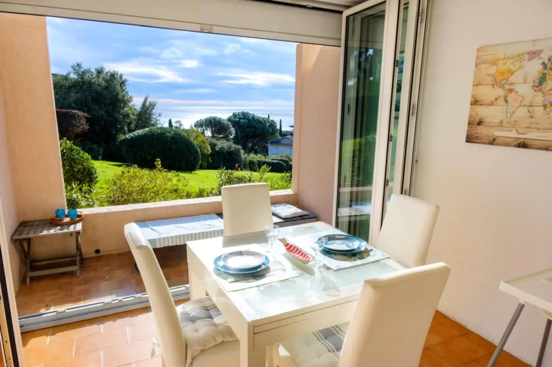 Bright Sea View Apartman úszómedencével