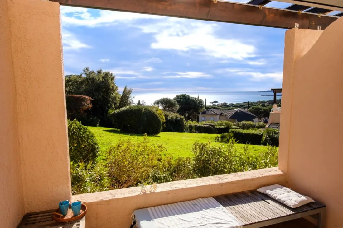Bright Sea View Apartman úszómedencével
