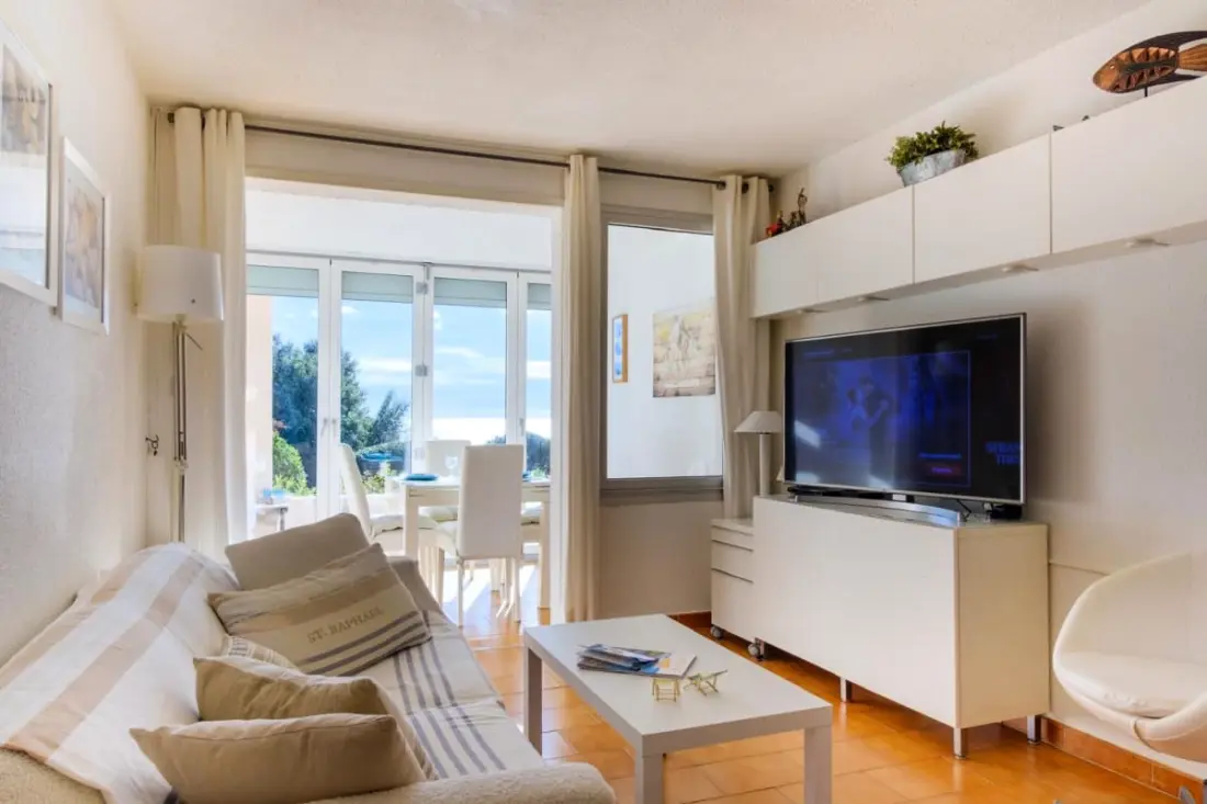 Bright Sea View Apartman úszómedencével