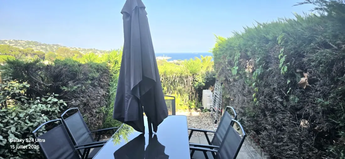 Sea View Studio terrace és megosztott medencével