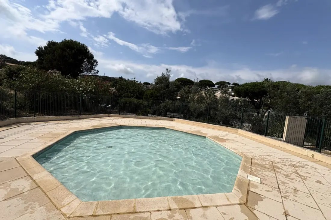 Sea View Studio terrace és megosztott medencével