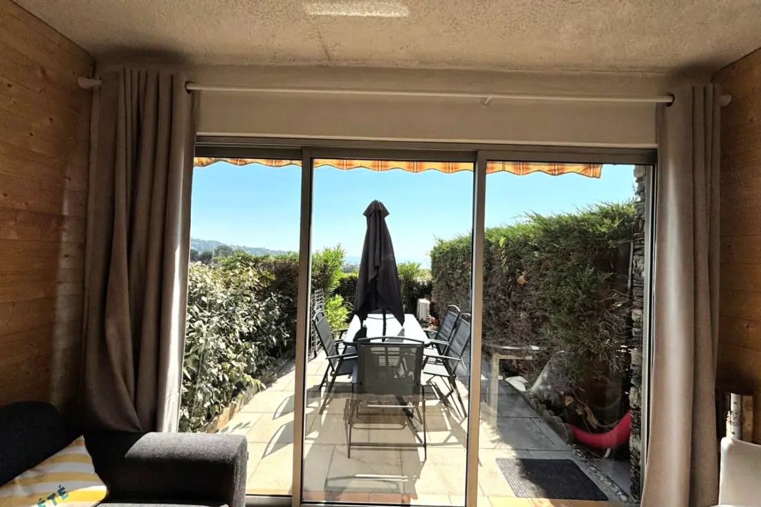 Sea View Studio terrace és megosztott medencével