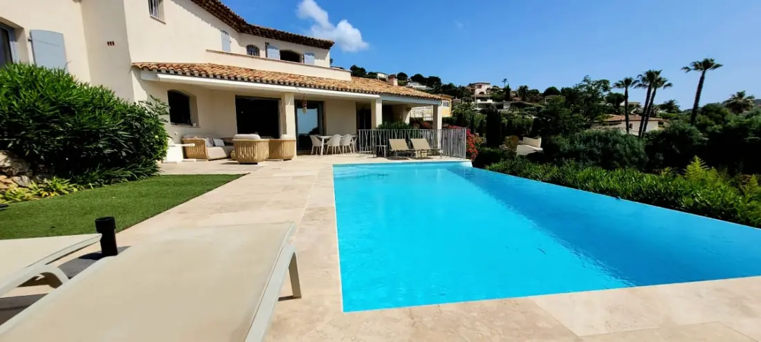 Villamos 4p Private Pool közelében a tenger