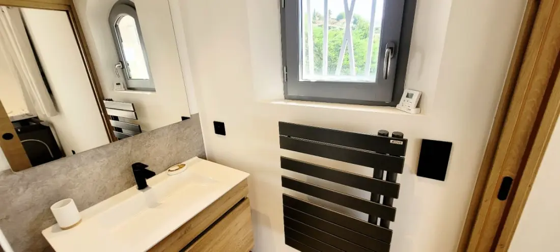 Villamos 4p Private Pool közelében a tenger