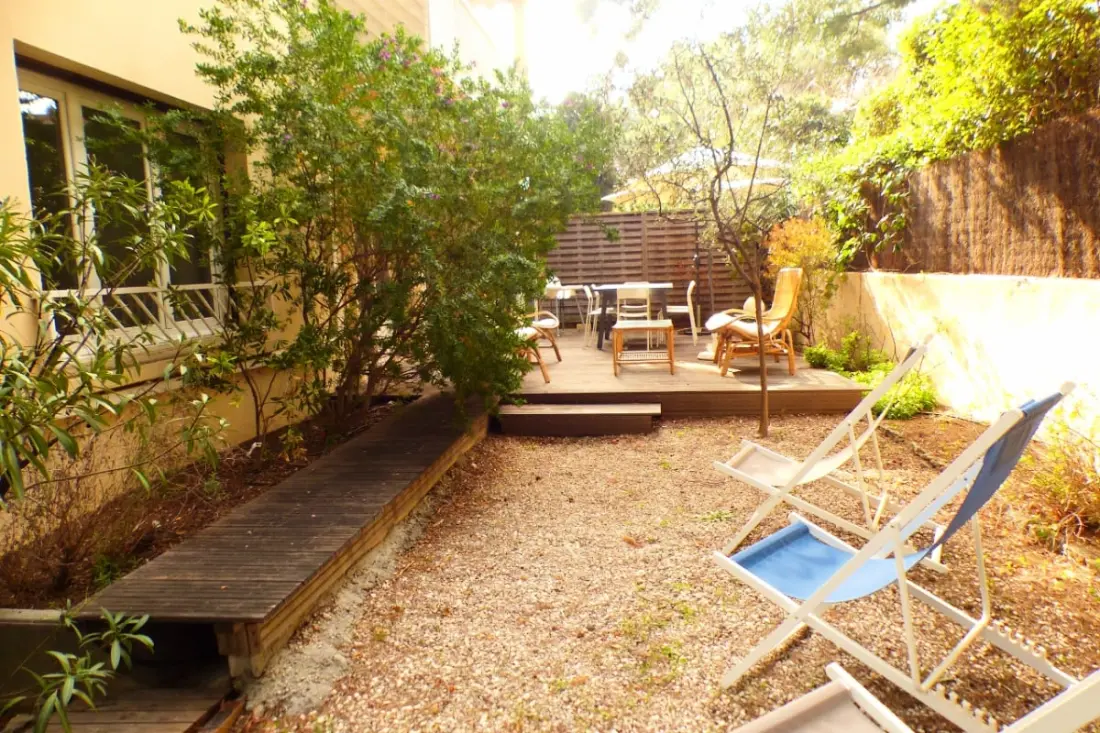 Appartement op tuinniveau, vlak bij de zee en de haven