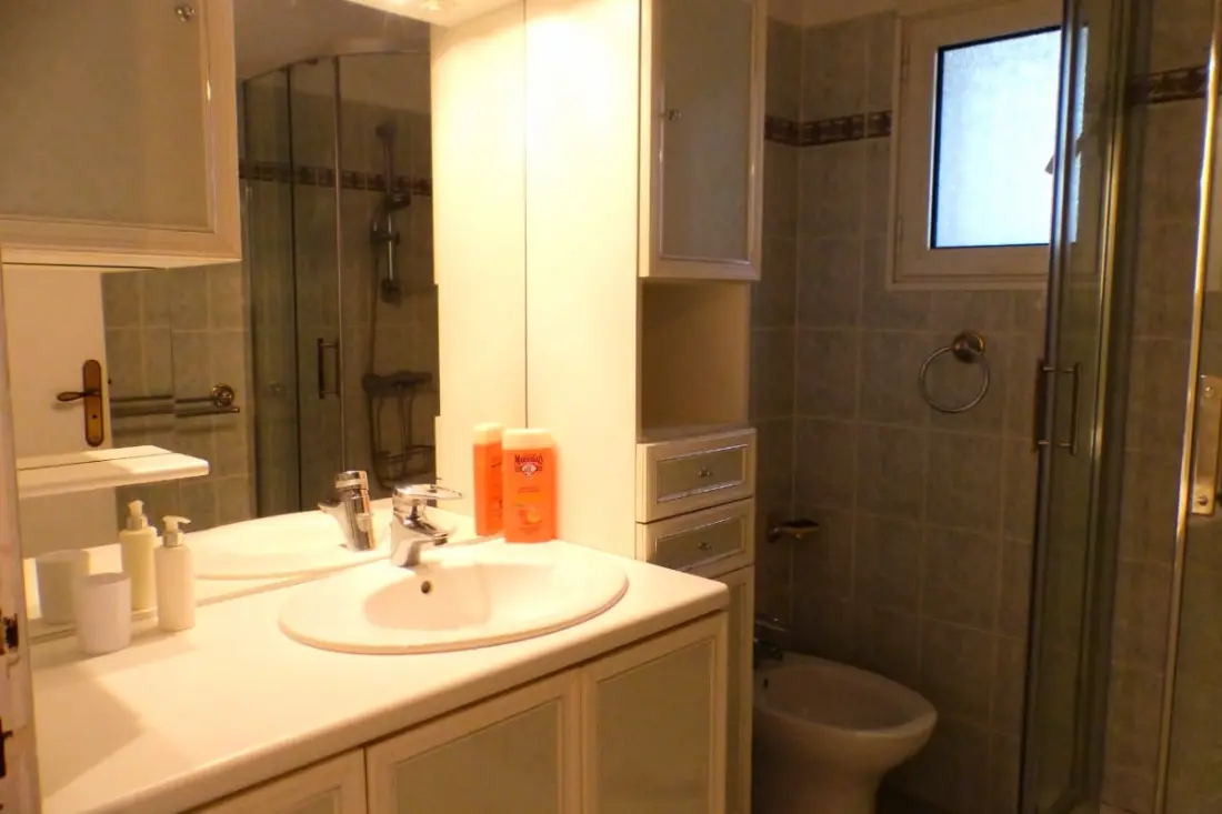 Appartement op tuinniveau, vlak bij de zee en de haven