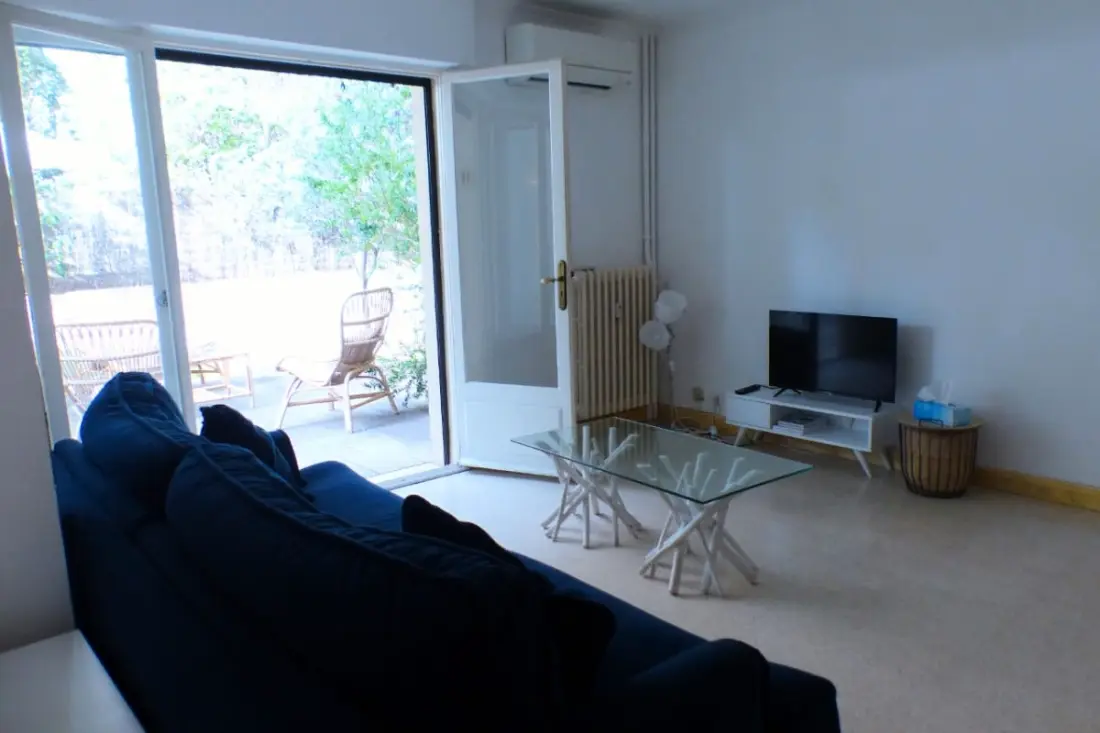 Appartement op tuinniveau, vlak bij de zee en de haven