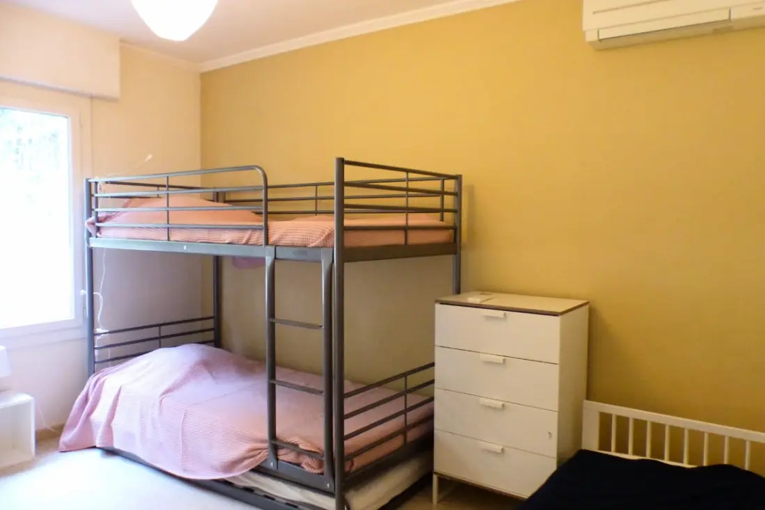Appartement op tuinniveau, vlak bij de zee en de haven