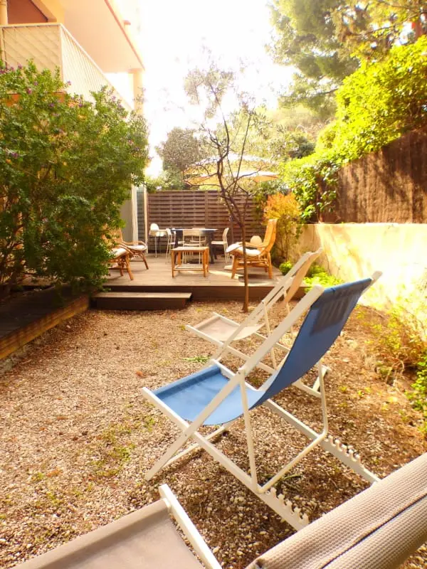 Appartement op tuinniveau, vlak bij de zee en de haven