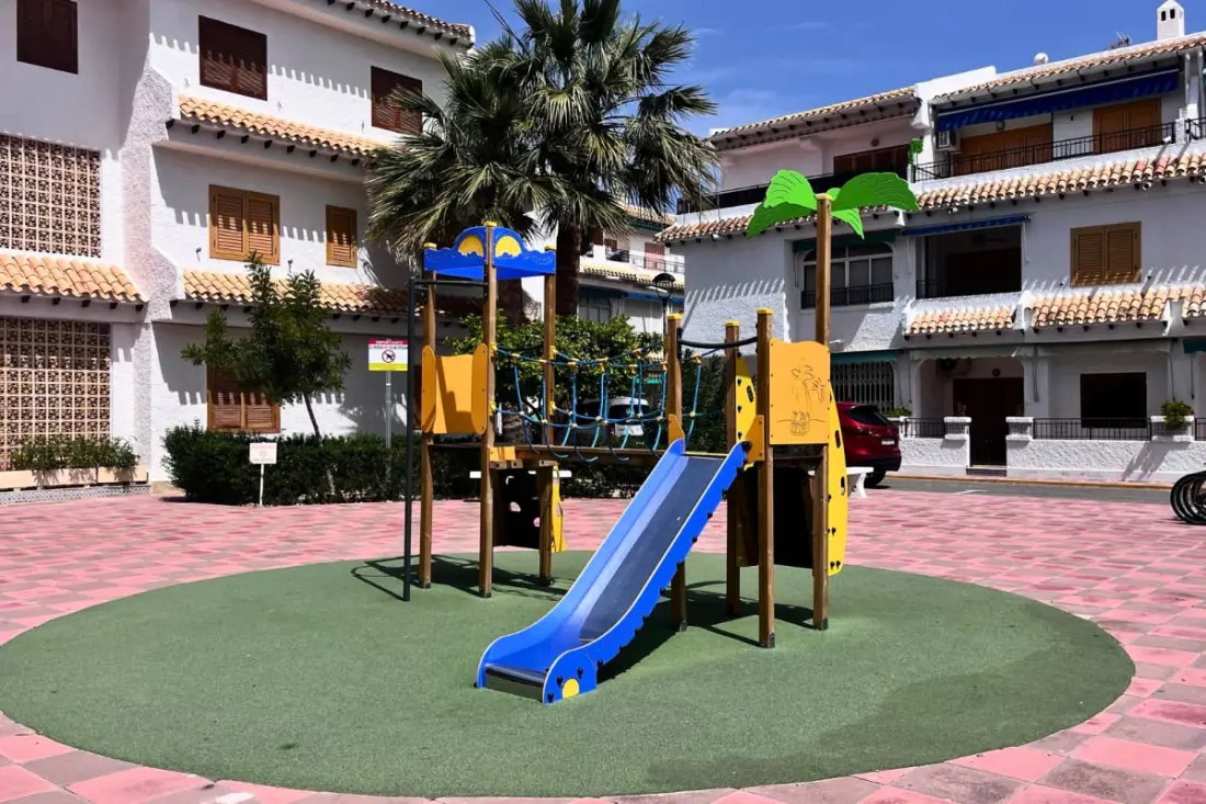 Ideális apartman úszással Medence, 350 méterre a strandoktól