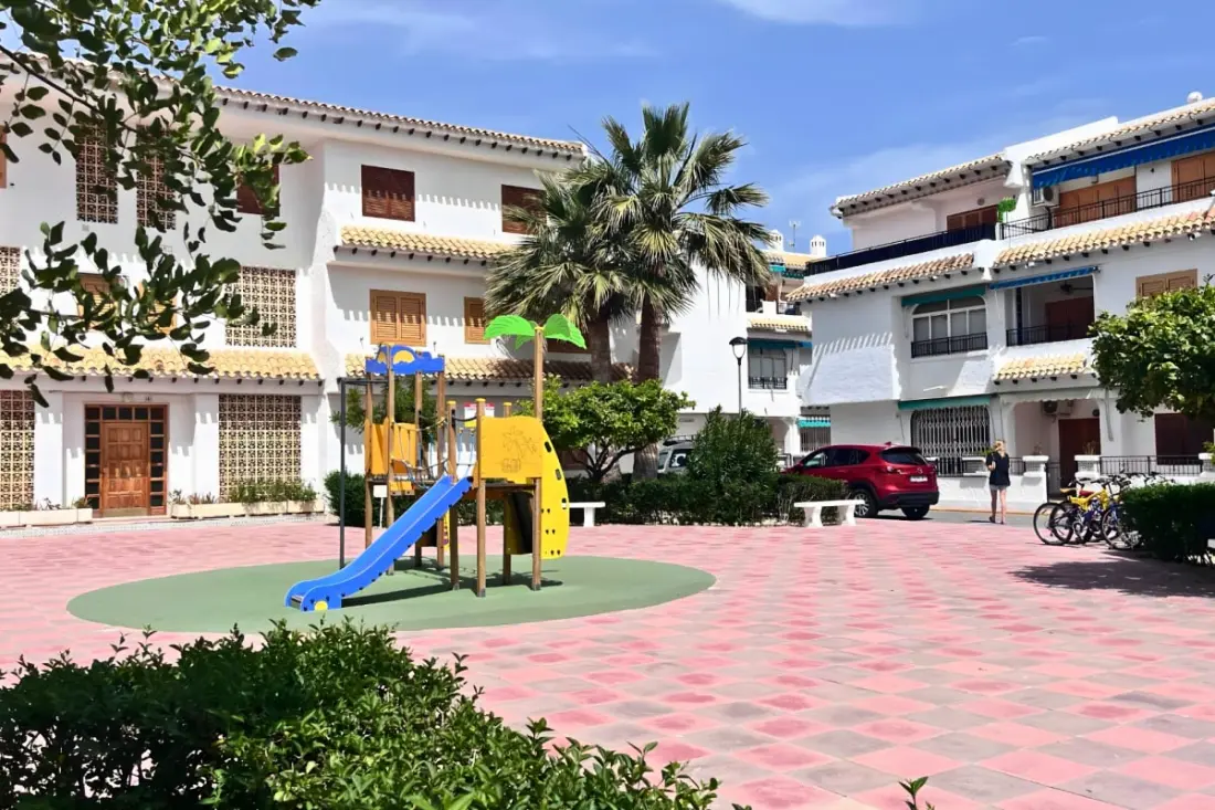 Ideális apartman úszással Medence, 350 méterre a strandoktól