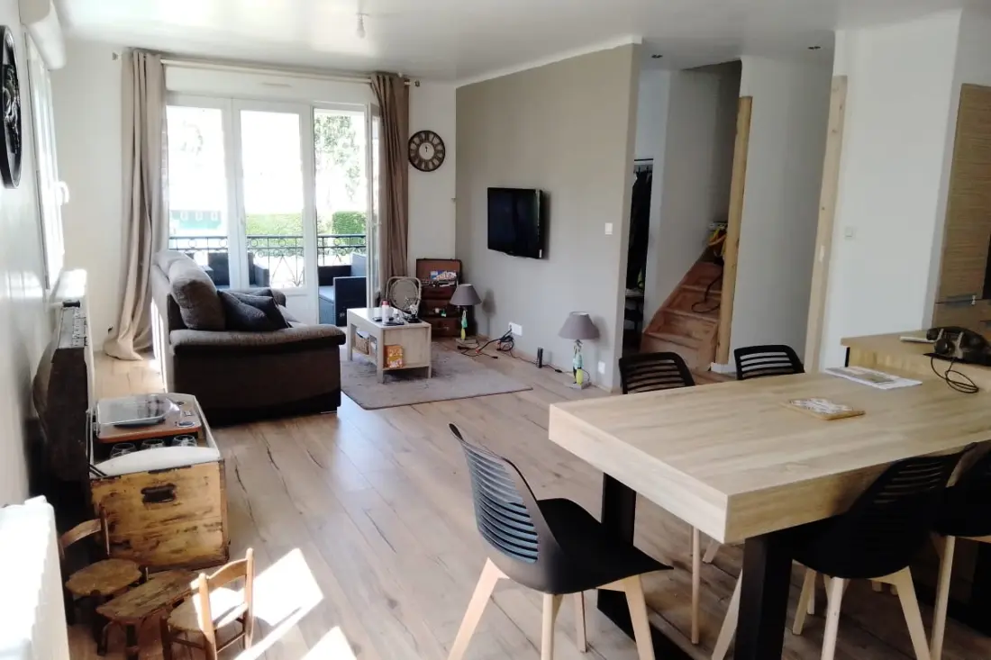 Tágas és Cosy Ház 80 M2-ből Sénében található