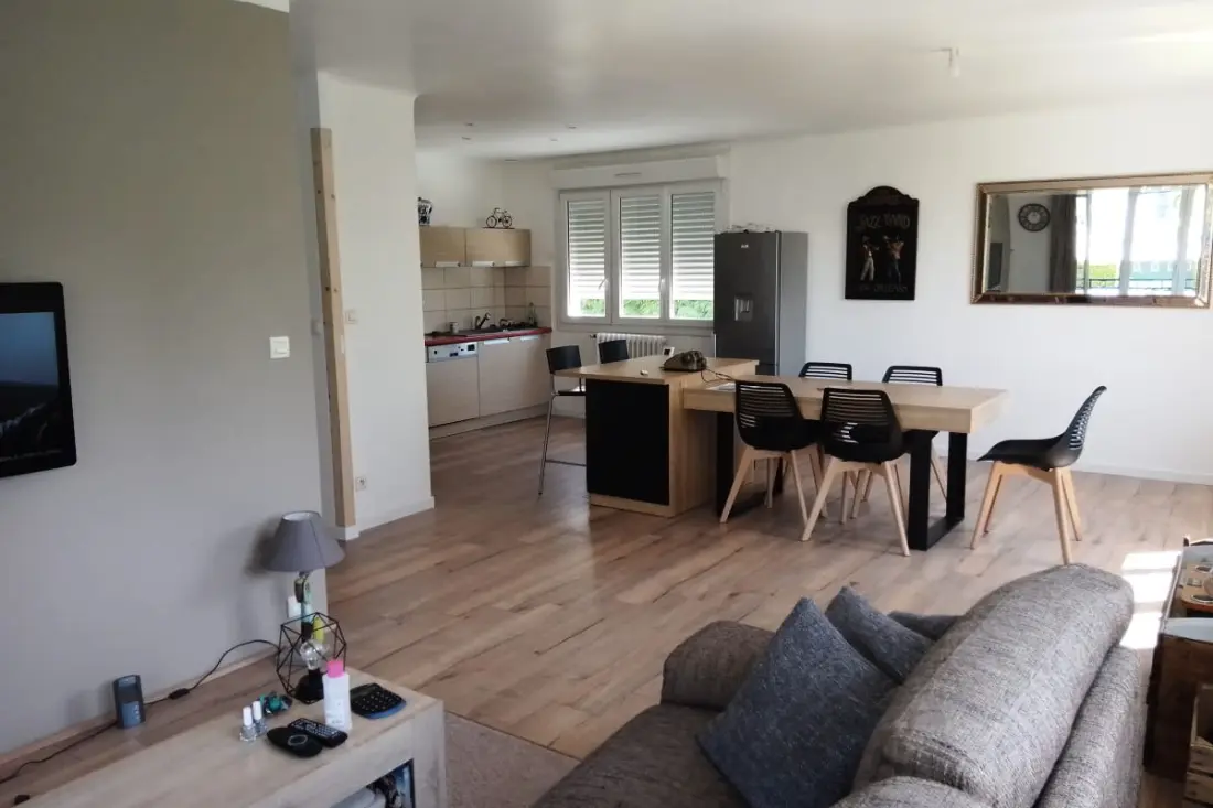 Tágas és Cosy Ház 80 M2-ből Sénében található