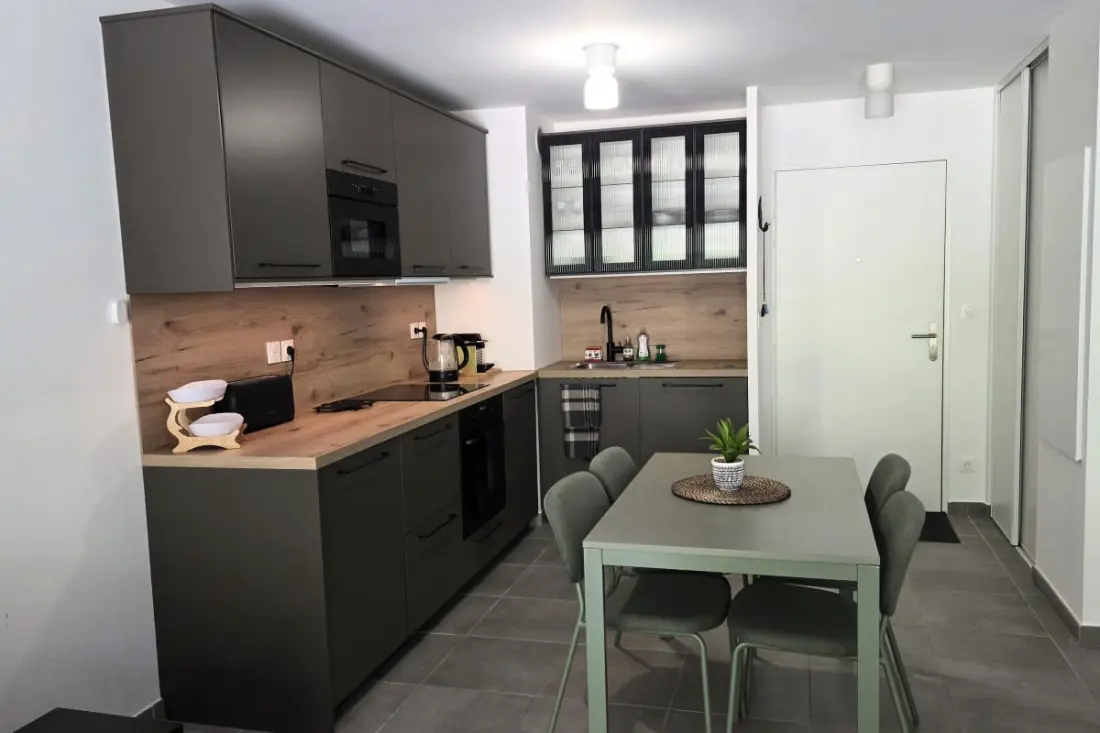 Nowoczesny apartament z balkonem i garażem w Briançon