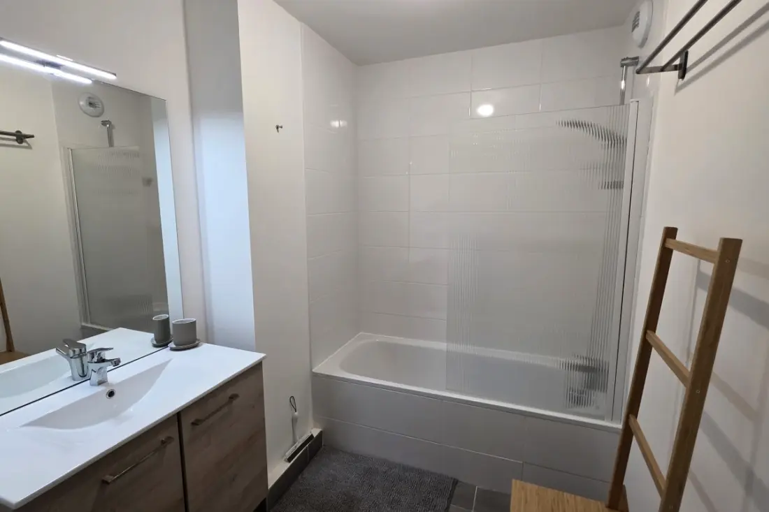 Nowoczesny apartament z balkonem i garażem w Briançon