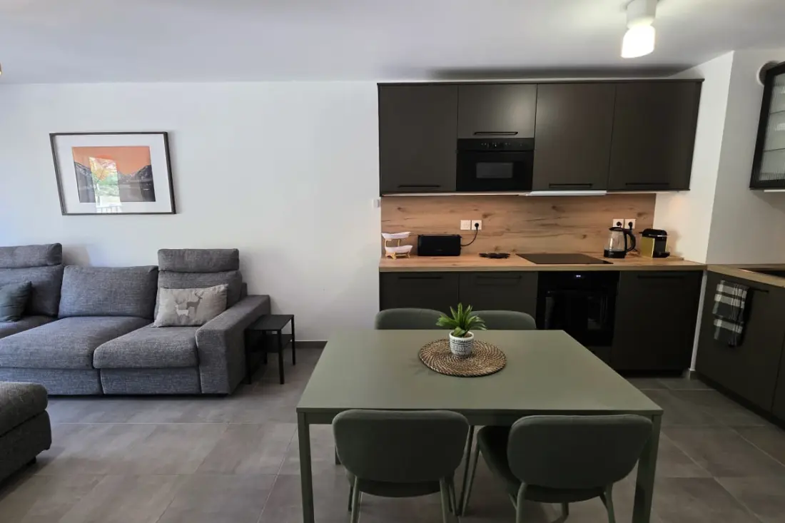 Nowoczesny apartament z balkonem i garażem w Briançon